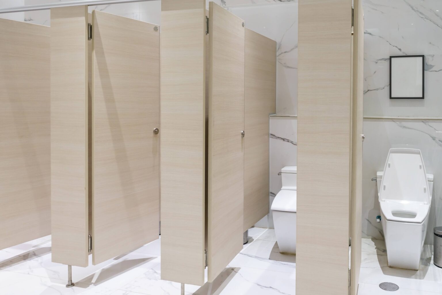 Optimización de Baños Públicos: Estrategias de Higiene y Durabilidad para Empresas