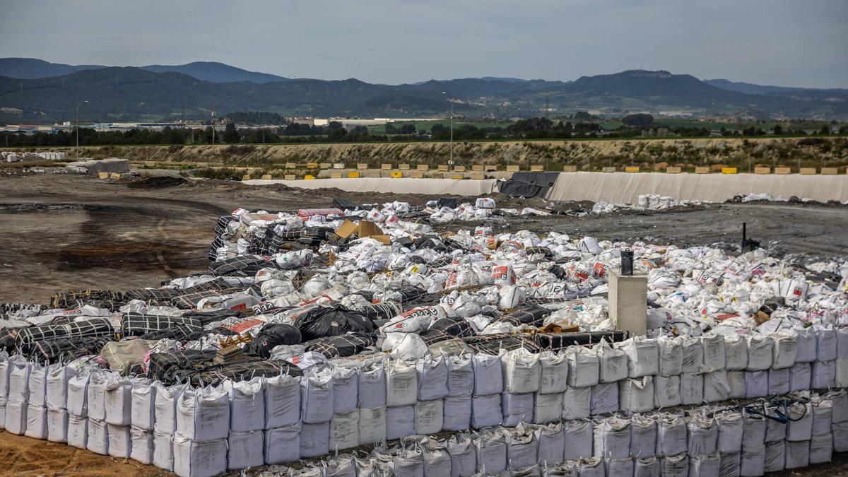 Investigan al responsable de una empresa por la gestión irregular de más de 750 toneladas de residuos con amianto