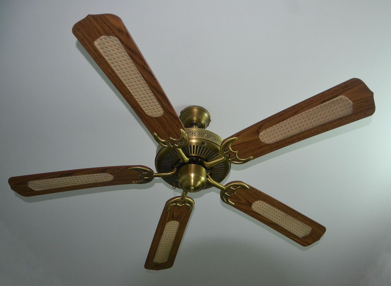 ¿Ventiladores o Aire Acondicionado? La Mejor Opción para Mantener tu Hogar Fresco en Verano