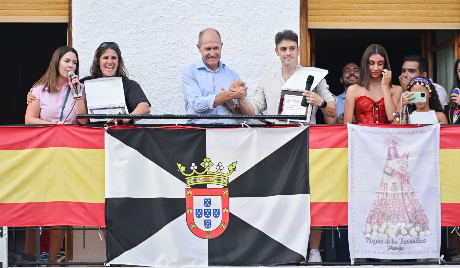 Pareja Rinde Homenaje a los Guardianes de sus Montes Durante las Fiestas